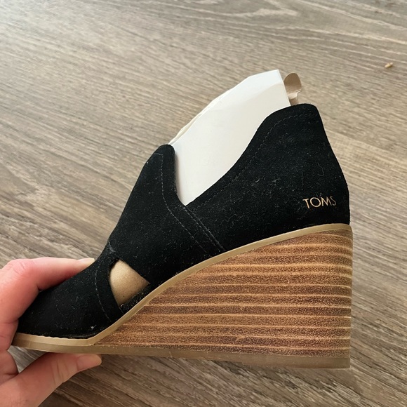 NWOB Toms Black and Brown Kallie cutout Ankle Boots with Wedge Heel size 6 - Picture 5 of 9